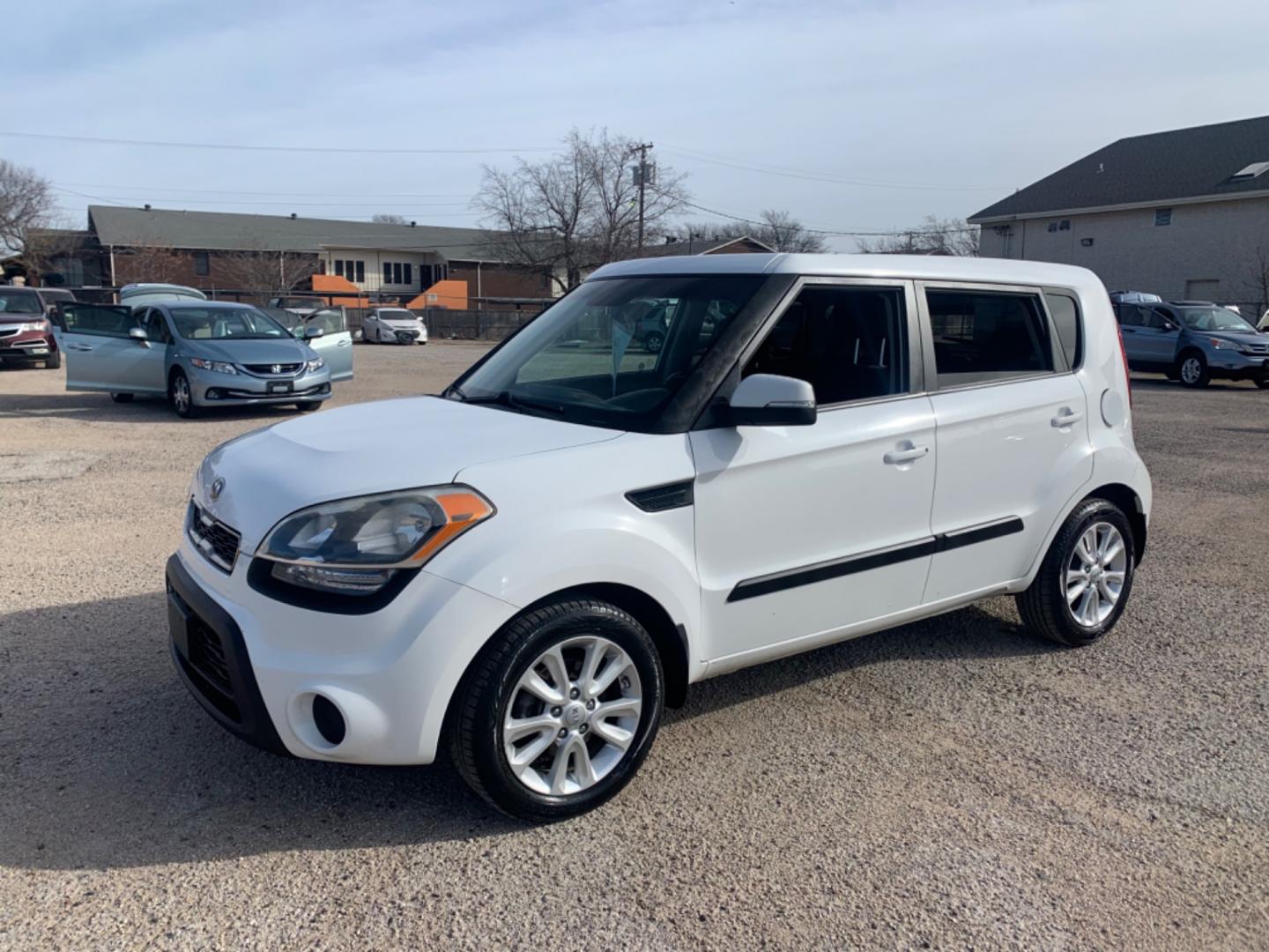 2013 White /Black Kia Soul ! (KNDJT2A62D7) with an 2.0L L4 DOHC 16V engine, AUTOMATIC transmission, located at 1830 North Belt Line Road, Irving, TX, 75061, (469) 524-0199, 32.834373, -96.993584 - Photo#4